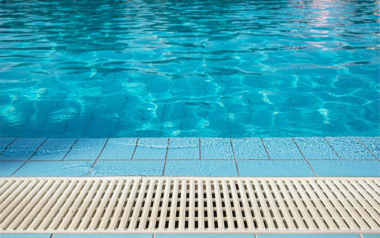 เทียบชัด ๆ ระบบสระว่ายน้ำ Overflow VS Skimmer เลือกแบบไหนดี?