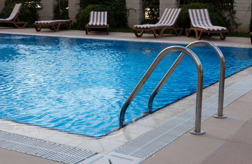 ระบบสระว่ายน้ำ Overflow คืออะไร ทำงานอย่างไร มีจุดเด่นอะไรบ้าง 2 คุณสมบัติของ Overflow Pool