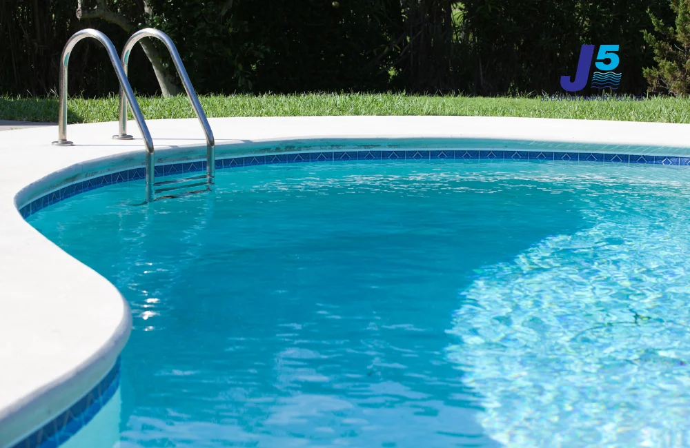 สระว่ายน้ำ UV คืออะไร? เจาะลึกข้อดี-ข้อเสีย คุ้มค่าในการลงทุนหรือไม่ 2 สระว่ายน้ำระบบ UV ต่างกับระบบคอลรีนอย่างไร